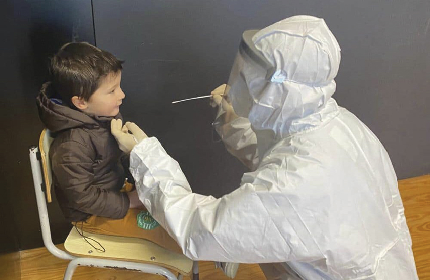 Testagem nas escolas  ajuda ao ensino presencial