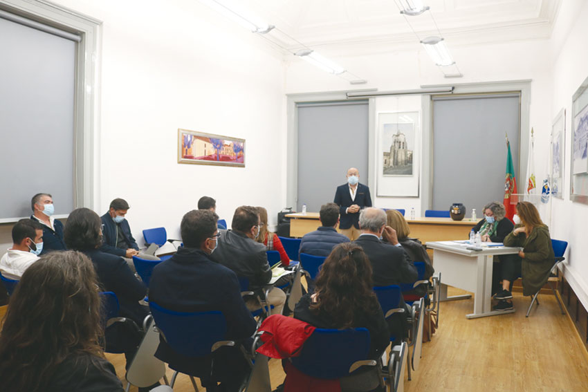 Repetição da tomada de posse no Pópulo  causa polémica