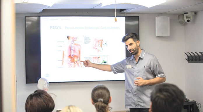 Filipe Carvalho vence prémio de enfermeiro do ano no Reino Unido