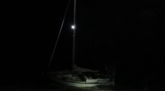 Veleiro alemão encalha na praia da Nazaré