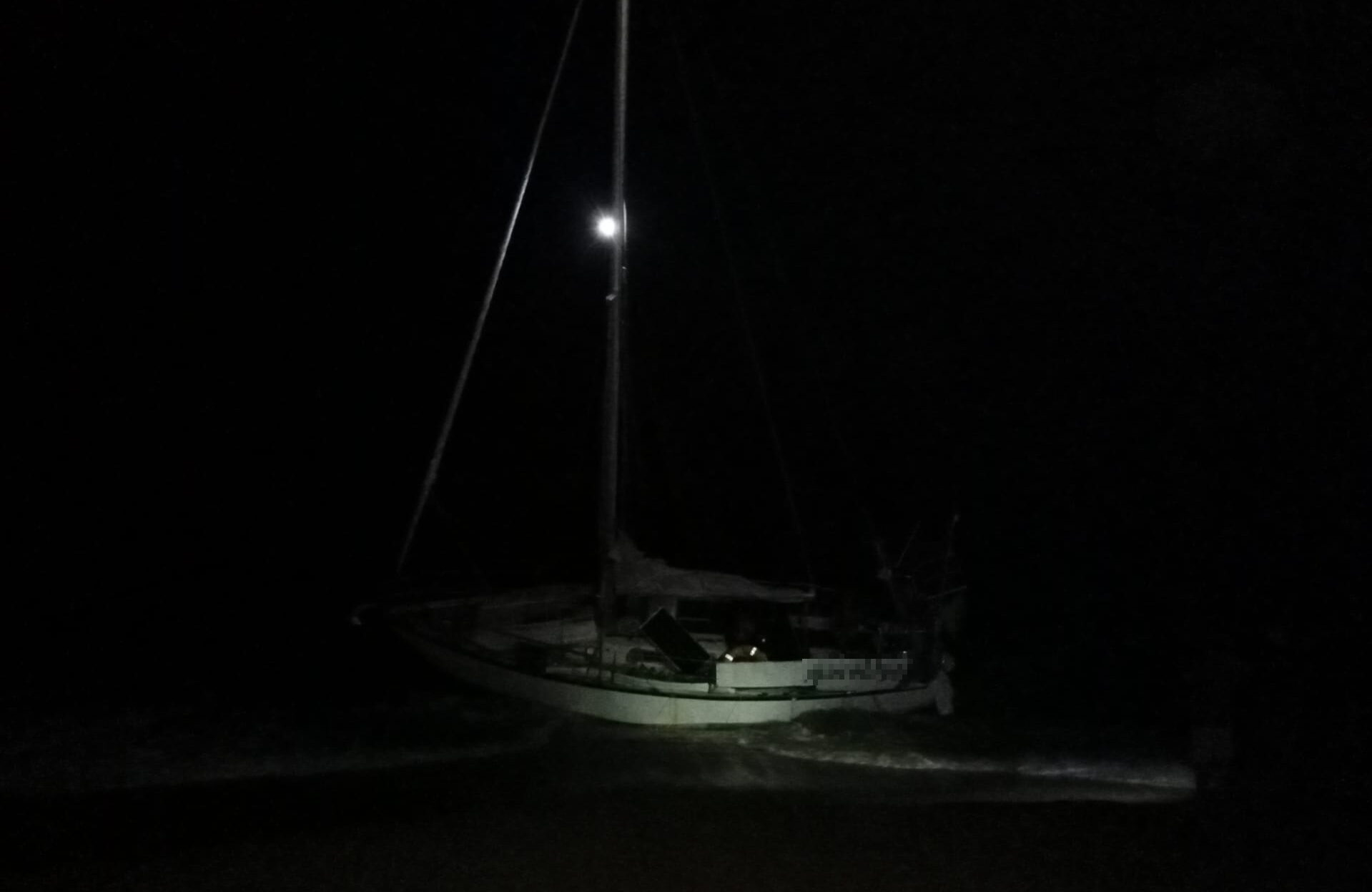 Veleiro alemão encalha na praia da Nazaré