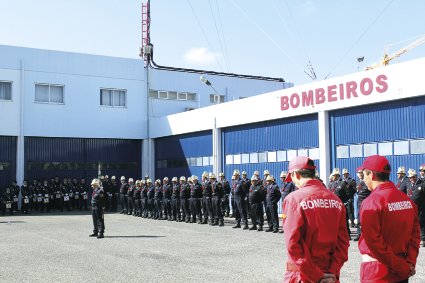 Bombeiros também ajudam nas melhorias ao quartel