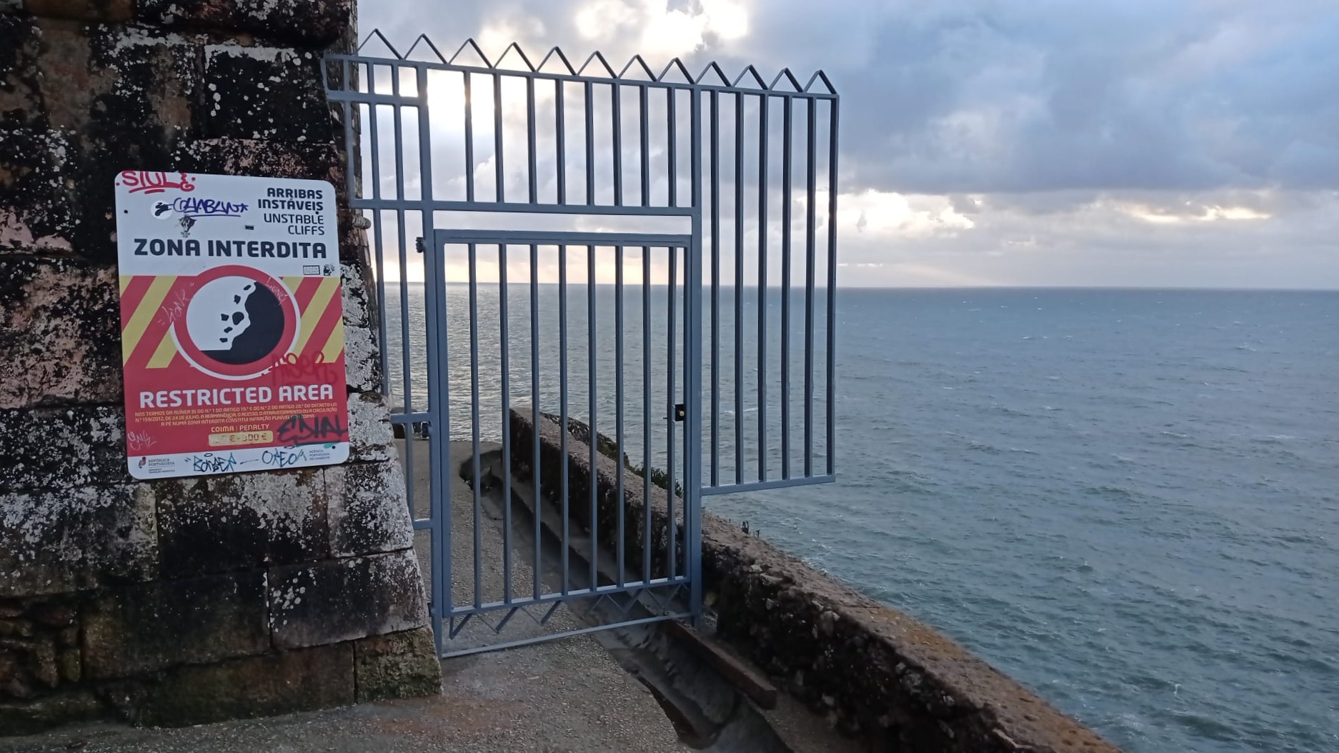 Acesso às escadas exteriores do Forte de São Miguel Arcanjo vedado