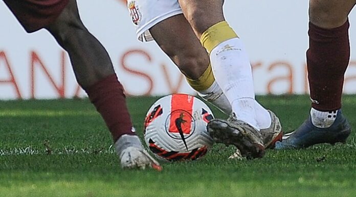 Futebol: Caldas B goleia fora e assume liderança