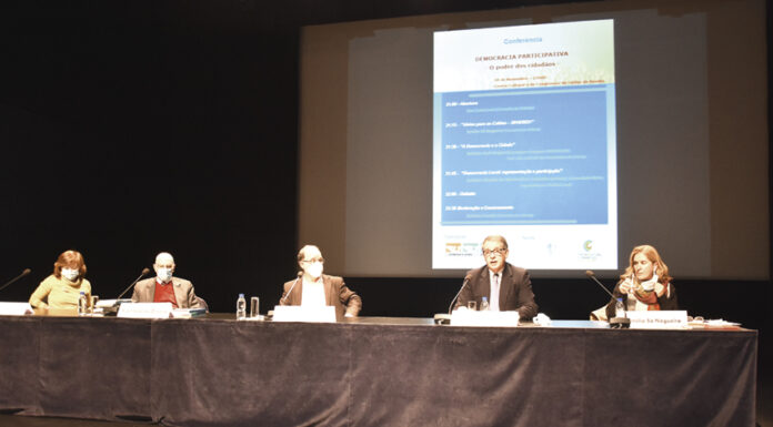 Cidadãos enchem auditório para ouvir falar de democracia participativa