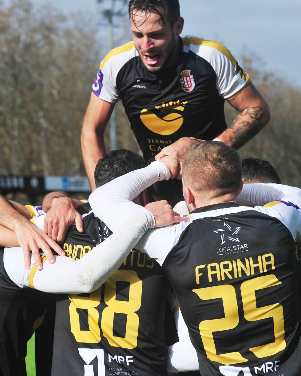 Caldas vence com reviravolta em oito minutos