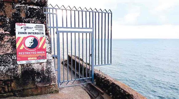 Farol da Nazaré com acesso a escadas vedado