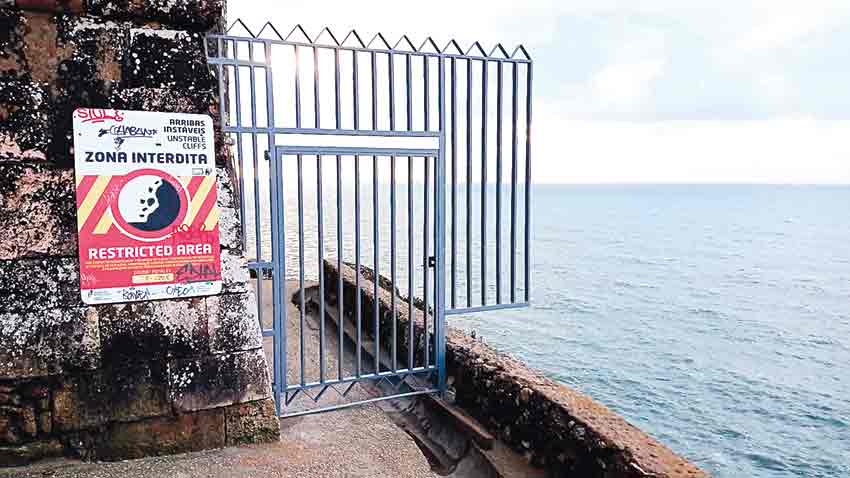 Farol da Nazaré com acesso a escadas vedado