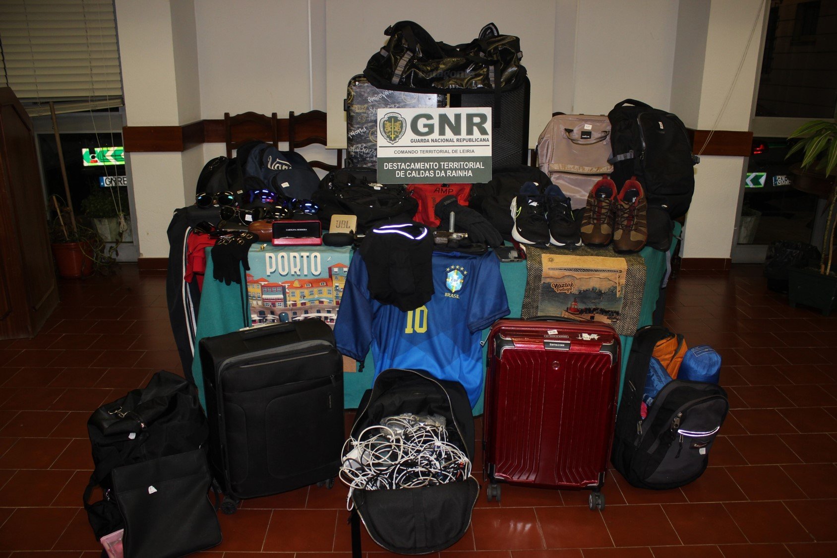 Dois homens ficam em prisão preventiva por roubo e furtos