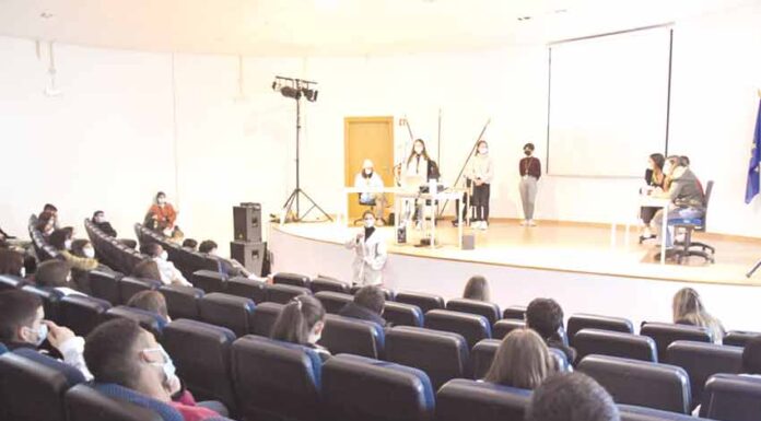 Alunos da ETEO alertam colegas para violência no namoro