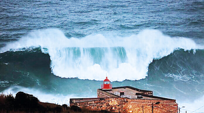 Costa Oeste com forte agitação marítima
