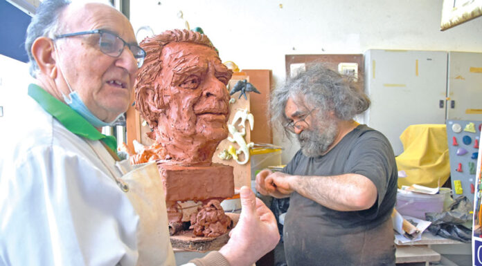 Dois autores locais realizam busto de homenagem a Herculano Elias