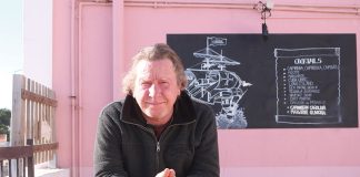 Britânico Simon Gotto abriu o bar Caravela na Foz do Arelho