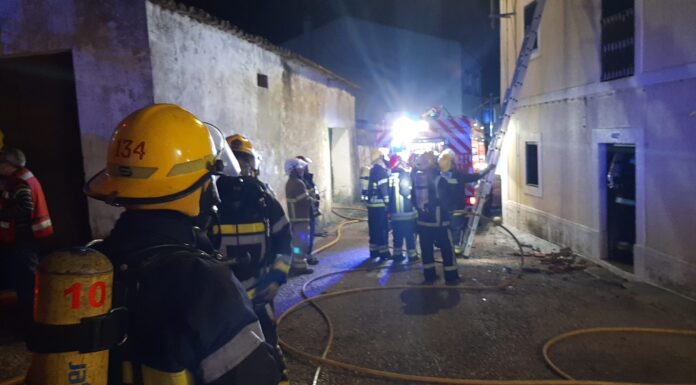 Incêndio urbano consome habitação no Bombarral