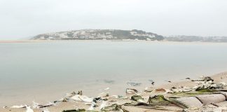 Agitação marítima deixou os sacos de areia à vista no Bom Sucesso