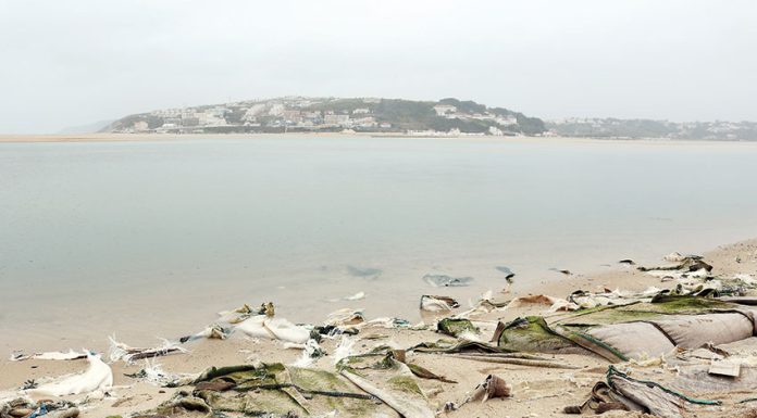 Agitação marítima deixou os sacos de areia à vista no Bom Sucesso