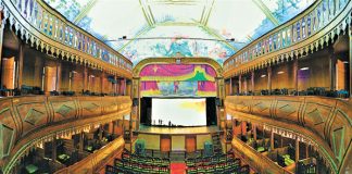 Espetáculo sobre incêndios no palco do Chaby Pinheiro