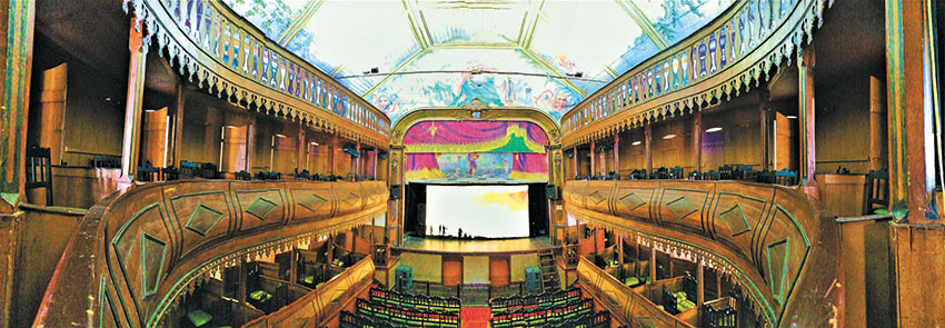 Espetáculo sobre incêndios no palco  do Chaby Pinheiro