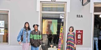 Montras das lojas do centro da cidade são galerias para criadores