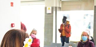 Alunos declamam poesia no TOMA e no terminal rodoviário das Caldas