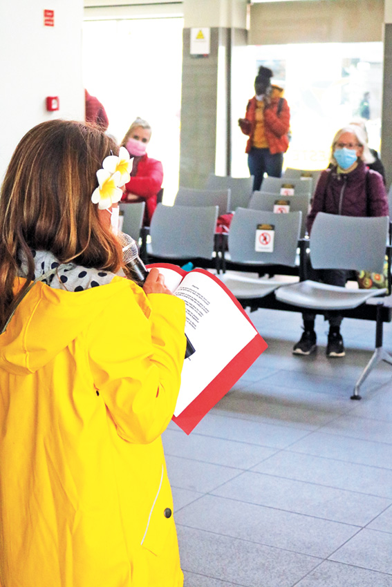 Alunos declamam poesia no TOMA e no terminal rodoviário das Caldas