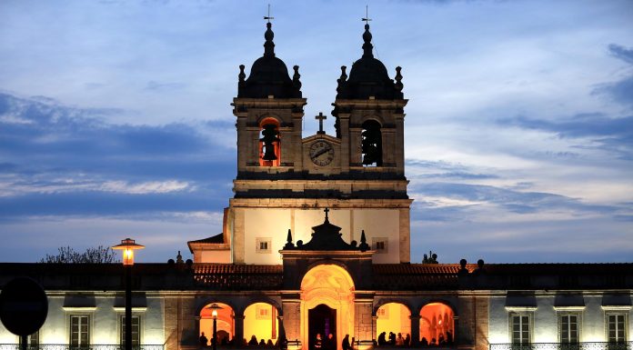 Procissão do Senhor dos Passos no início de abril na Nazaré