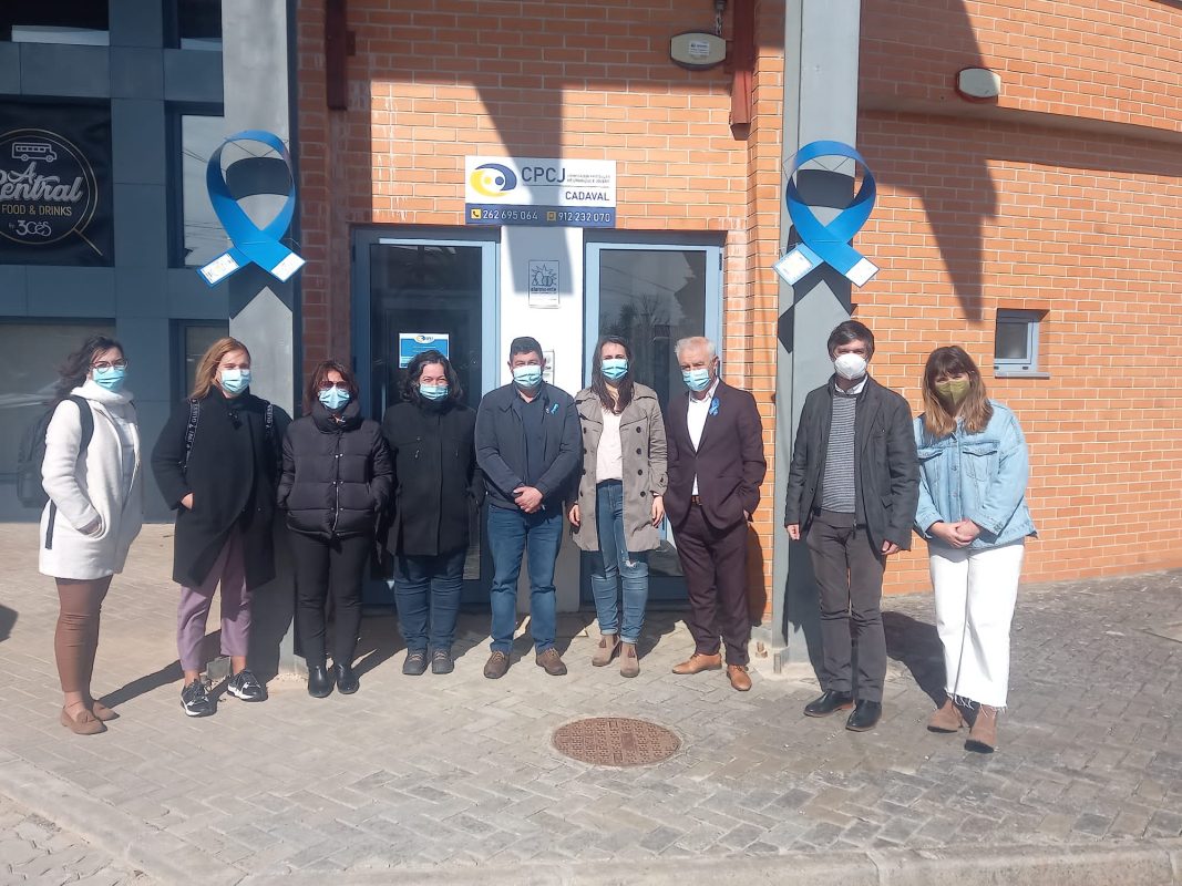 Cadaval assinala mês da prevenção dos maus tratos com laços azuis