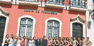 Desfile de moda no centro da cidade