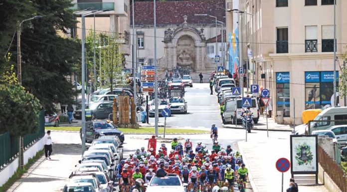 Ciclismo: Saída do pelotão da Volta a Portugal do Futuro atraiu curiosos