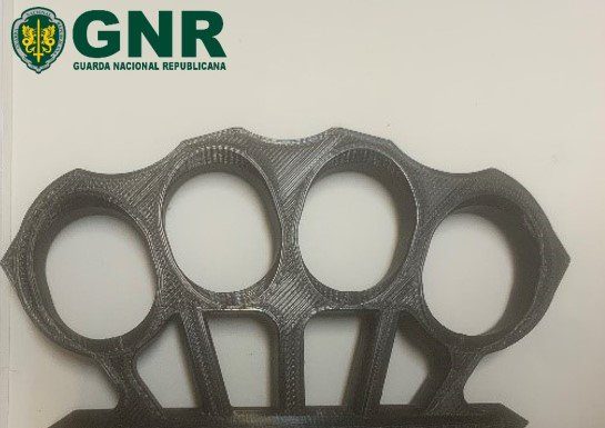 Dois detidos por posse de armas proibidas em Óbidos