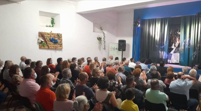 Revista à Portuguesa lotou o Salão Paroquial dos Vidais