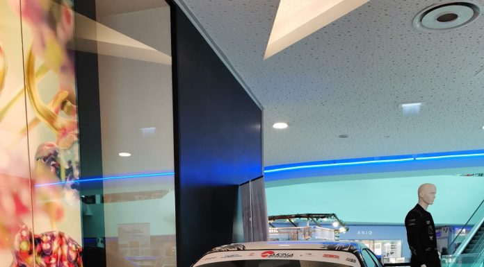 Drift: Piloto Rui Pinto e José Magalhães dão autógrafos no La Vie