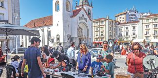 Mais de 600 alunos e professores levaram a Raul Proença à cidade