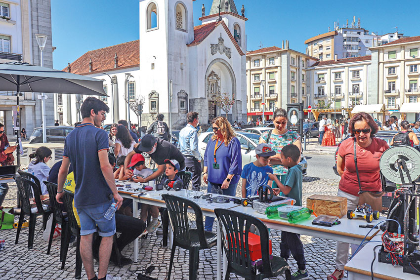 Mais de 600 alunos e professores levaram a Raul Proença à cidade