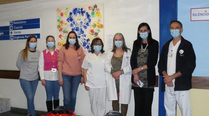 Colaboradores do Auchan oferecem carrinhos a crianças internadas no CHO