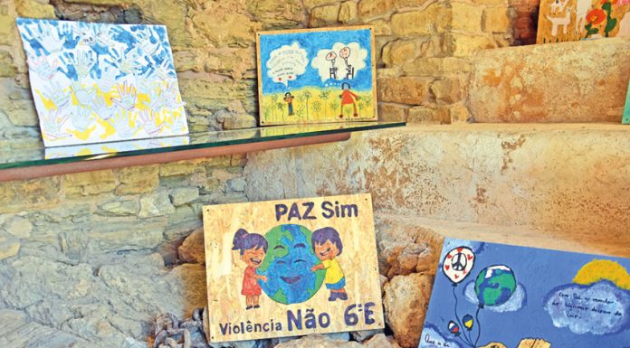 Alunos de Óbidos usam a arte para apelar à Paz