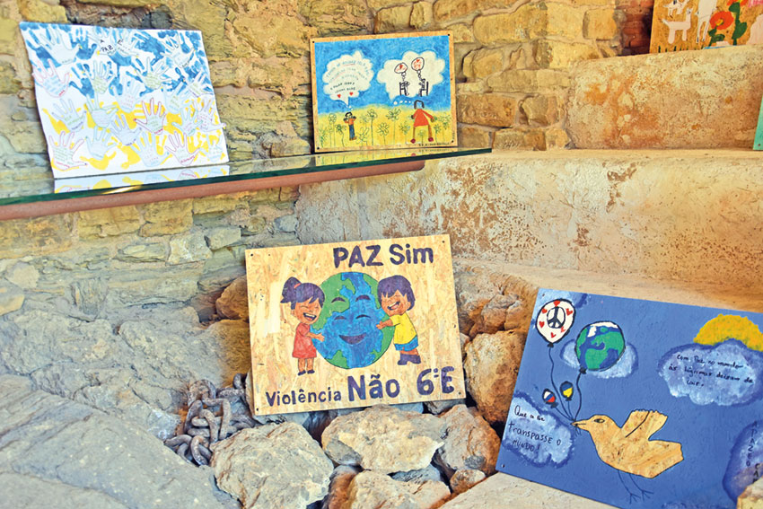 Alunos de Óbidos usam  a arte para apelar à Paz