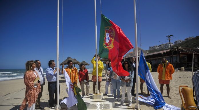 Bandeiras azuis, acessível e de ouro hasteadas na Foz do Arelho
