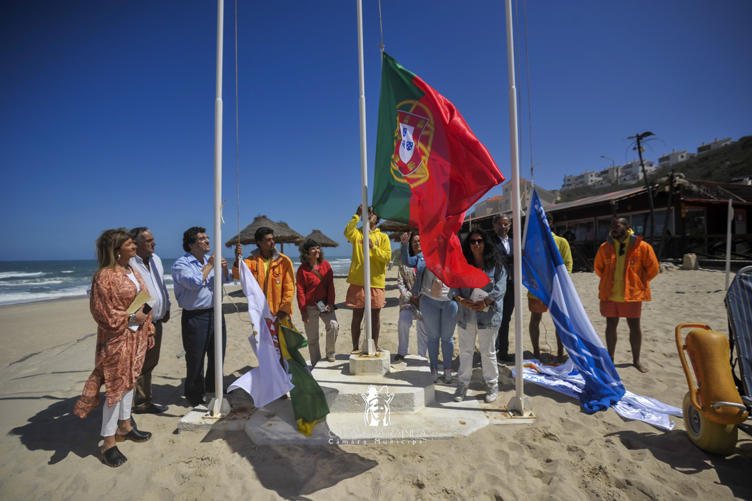 Bandeiras azuis, acessível e de ouro hasteadas na Foz do Arelho