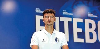 Futebol: Rui Carreira assina primeiro contrato profissional no Vizela