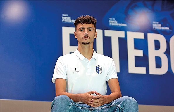 Futebol: Rui Carreira assina primeiro contrato profissional no Vizela