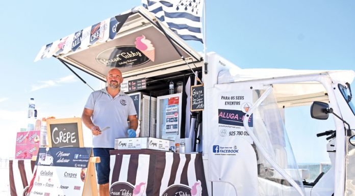 Há um bretão que confeciona crepes junto ao areal da Foz do Arelho
