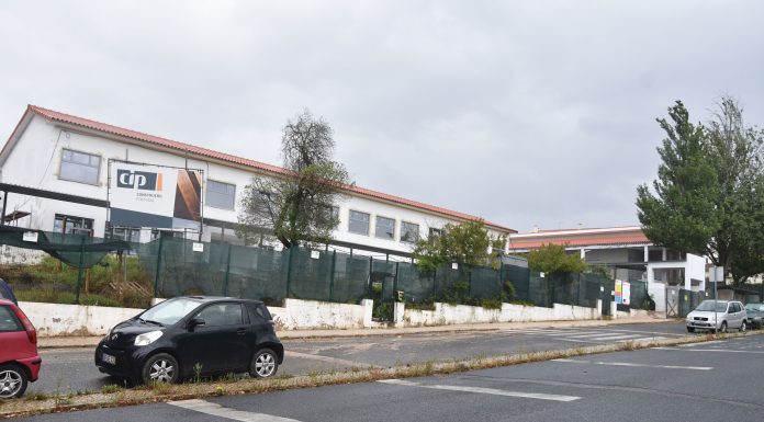 Abertura de escolas do Avenal e A-dos-Francos adiada para janeiro