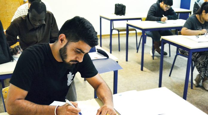 Estrangeiros aprendem Português em Santa Catarina.
