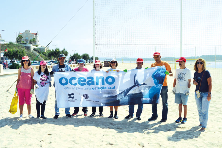 Jovens do Centro de Educação Especial  ajudam a limpar oceano