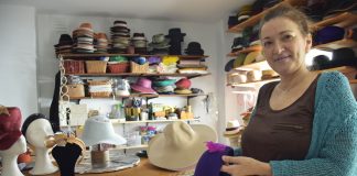 Cristina de Almeida é mestre chapeleira e tem loja-ateliê no centro das Caldas