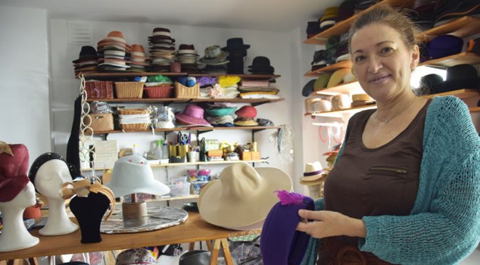 Cristina de Almeida é mestre chapeleira e tem loja-ateliê no centro das Caldas