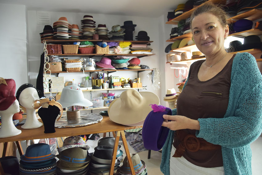 Cristina de Almeida é mestre chapeleira e tem loja-ateliê no centro das Caldas