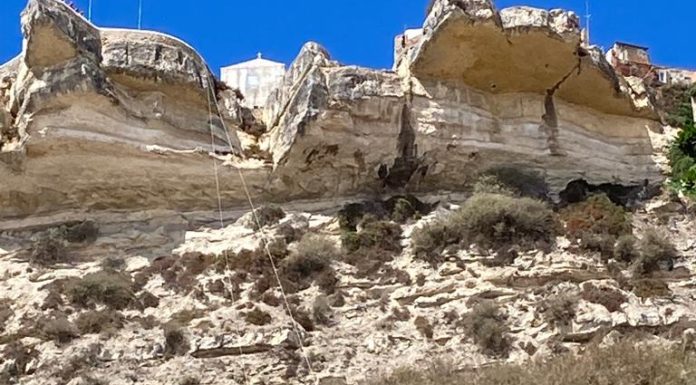 Resgatado praticante de base jumping em arriba na Nazaré