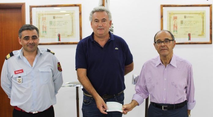 Caldas SC entrega cheque aos Bombeiros com receita de jogo